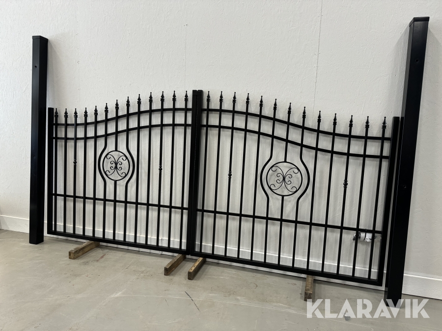 Motorstyrd Smidesgrind Staketgrossisten Vilhelmina 350x160 med automation och grindstolpar ( NY )