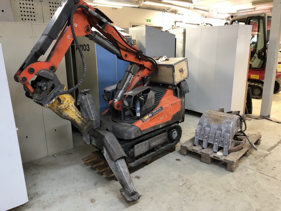 Rivningsrobot med hydraulhammare och skopa