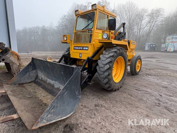 Baklastare Volvo BM LM 622 med skopa och gafflar