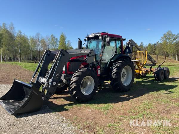 Traktor Valtra A83 Unlimited med huggarvagn