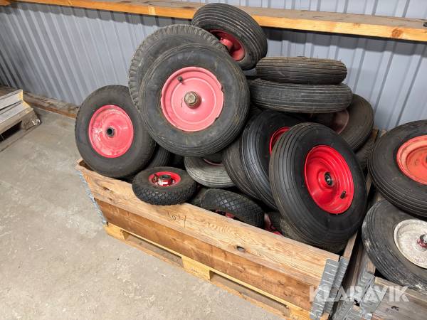 Pall med diverse hjul till kärror