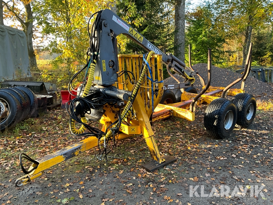 Skogsvagn Källefall 85 med kran och grip