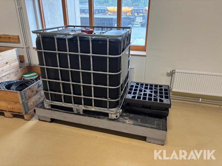 IBC-tankar med spilltråg