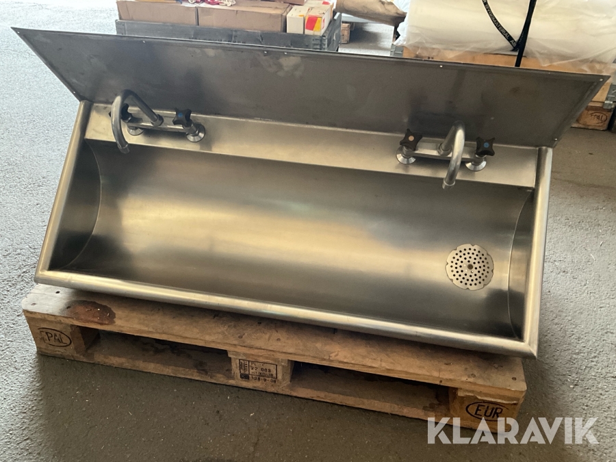 Tvättränna med två blandare