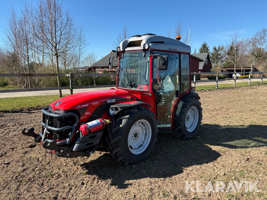 Traktor Antonio Carraro SR7600 med vikplog och sandspridare