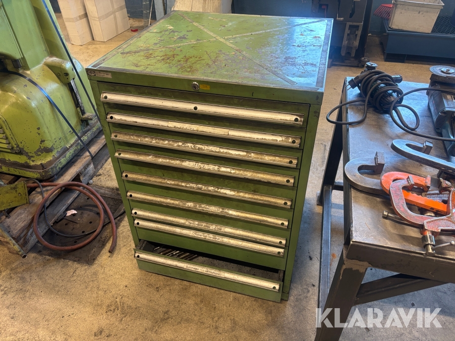 Verktygsskåp med borr, gängverktyg och tillbehör