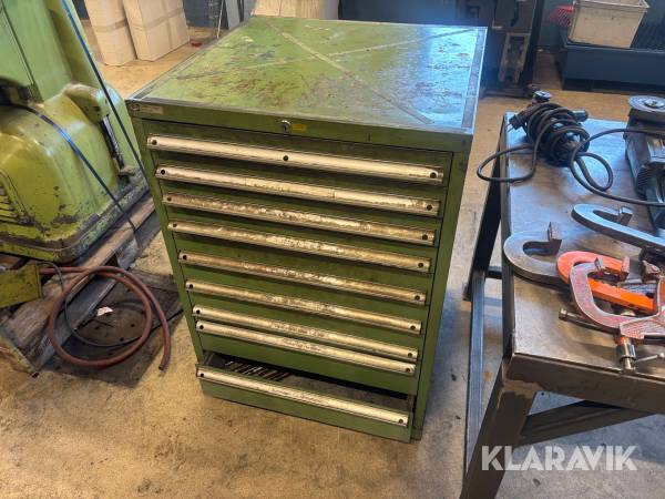 Verktygsskåp med borr, gängverktyg och tillbehör