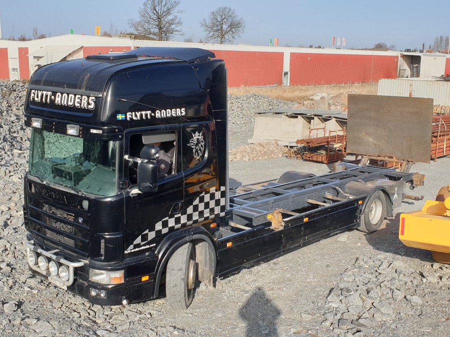 Containerbil med bakgavelhiss SCANIA R114 4X2