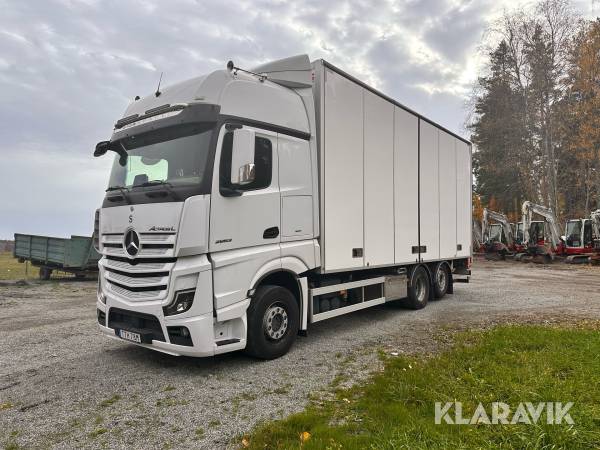 Fjärrbil Mercedes-Benz Actros L 2853 6x2 med skåp