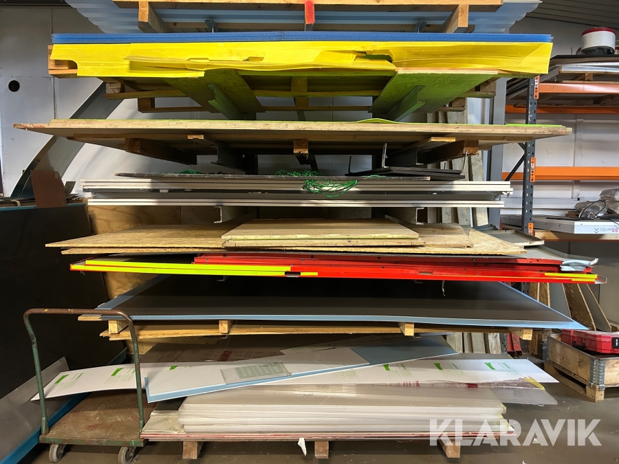 Materialställ med innehåll