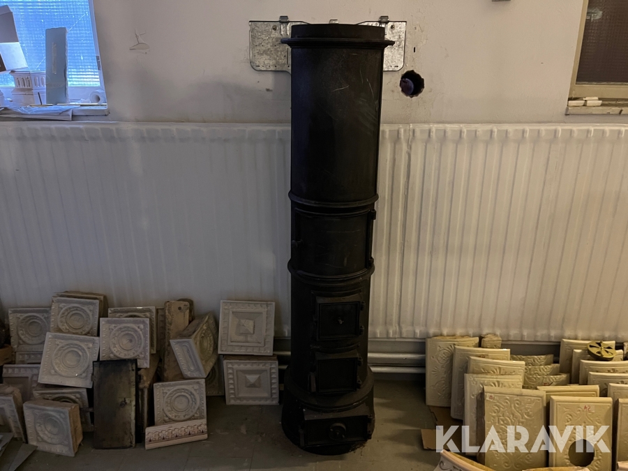 Gjutjärnskamin med kokplatta