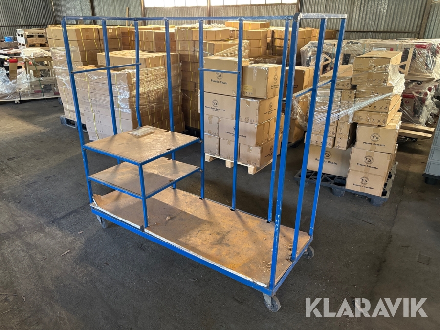 Lagervagn med hyllor