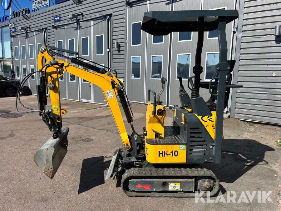 Grävmaskin Hakuba HK-10 med 3 skopor & en mängd redskap