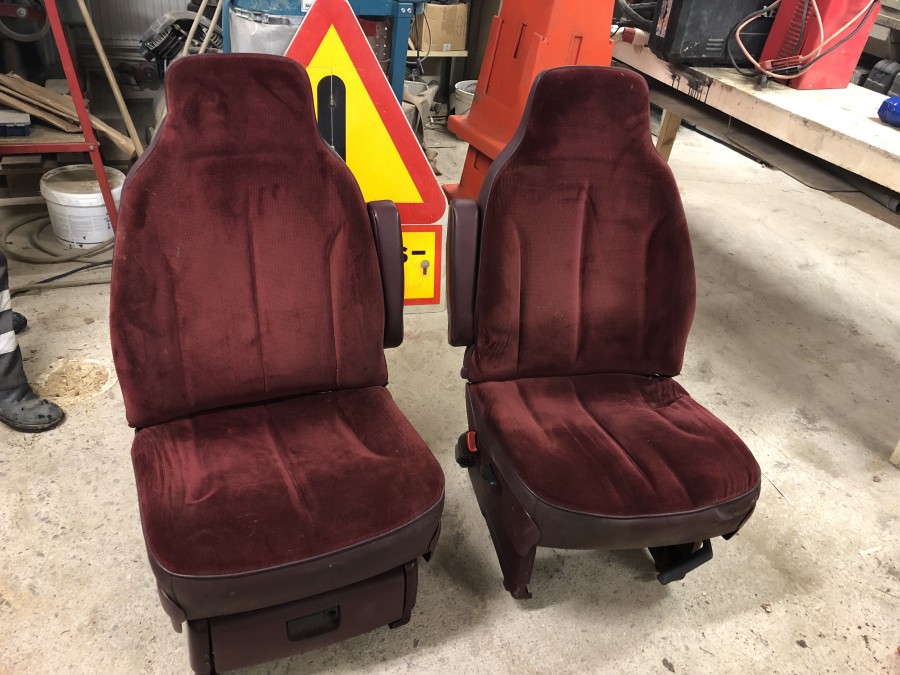2 st framstolar till Dodge van