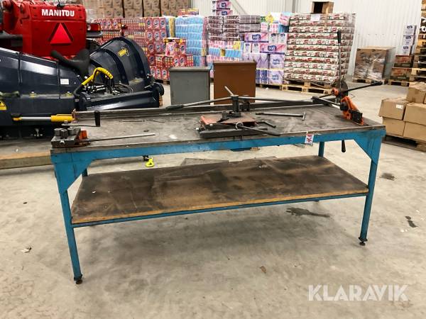 Arbetsbänk med bockningsverktyg