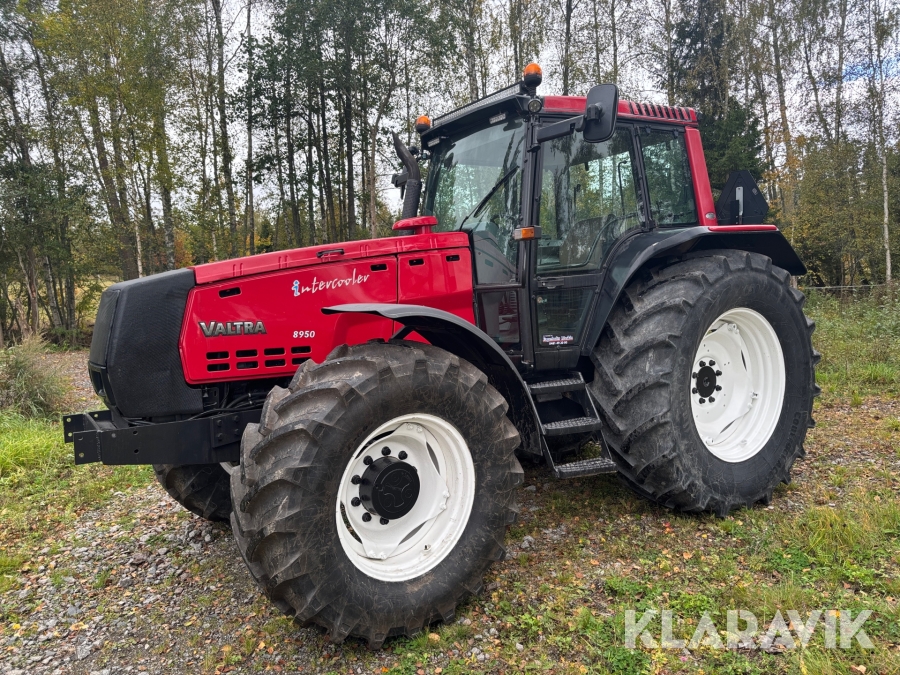 Traktor Valtra 8950 med twintrac