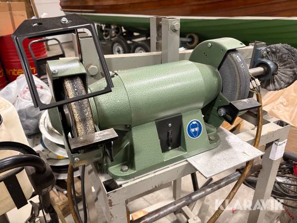 Slipmaskin på ställning med tillbehör