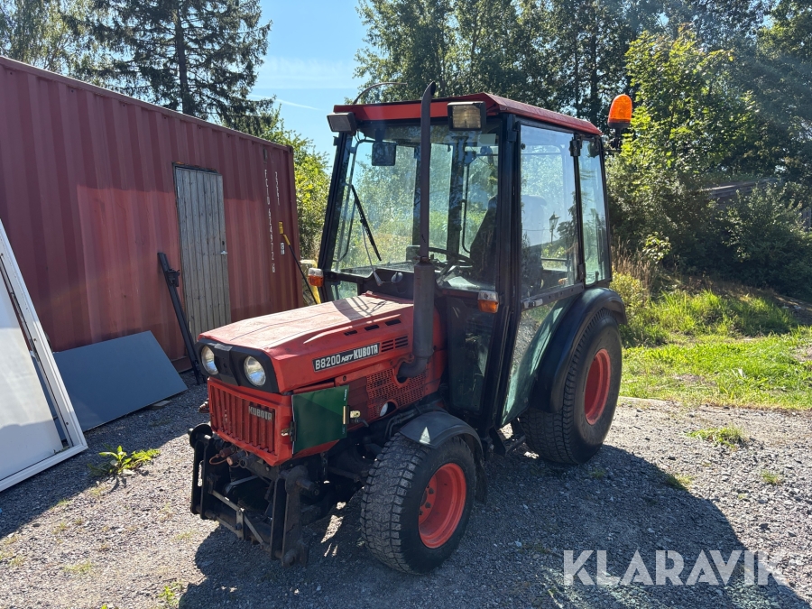 Traktor Kubota B8200 HST