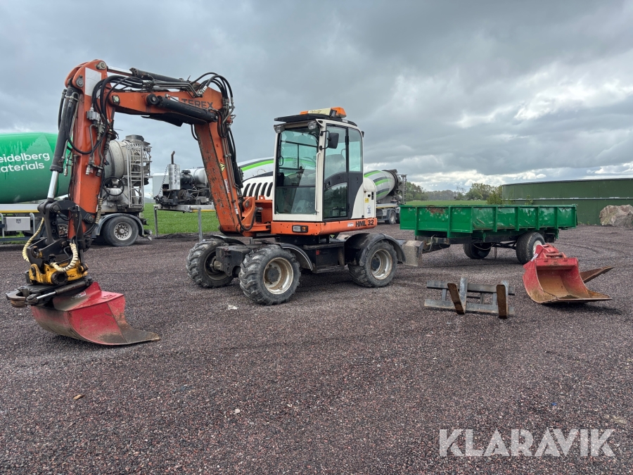 Grävmaskin Terex Schaeff HML 32 med tiltrotator kärra och redskap