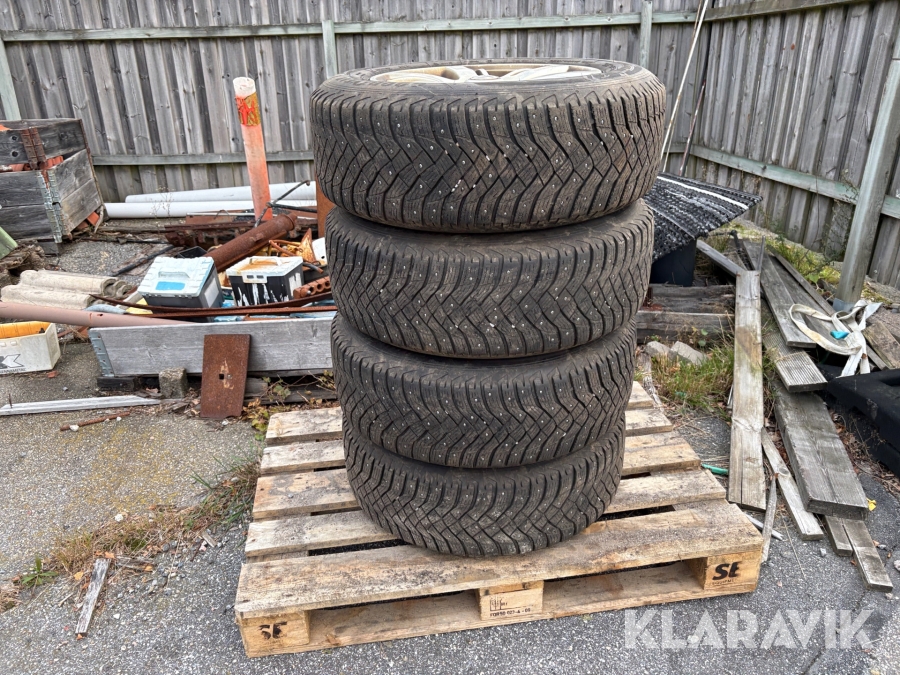 Dubbdäck på fälg 235/65R17 4 st 