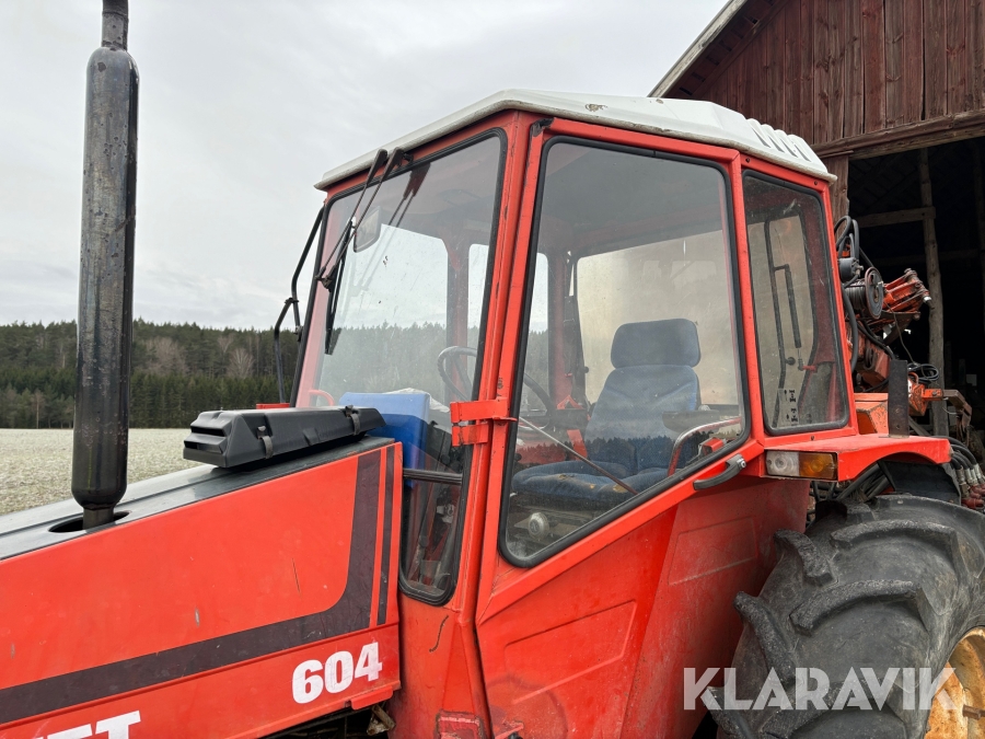 Traktor Valmet 604-4 med skogsvagn