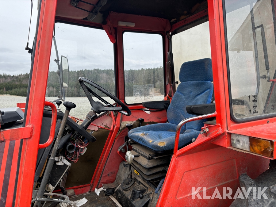 Traktor Valmet 604-4 med skogsvagn