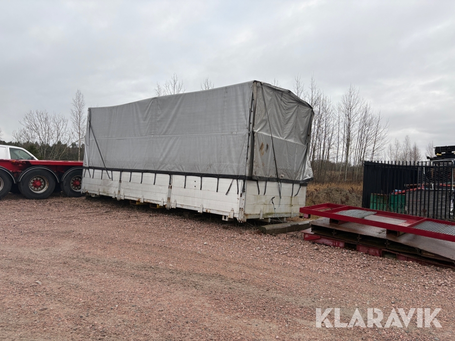 Lösflak på containerfäste med foderkapell