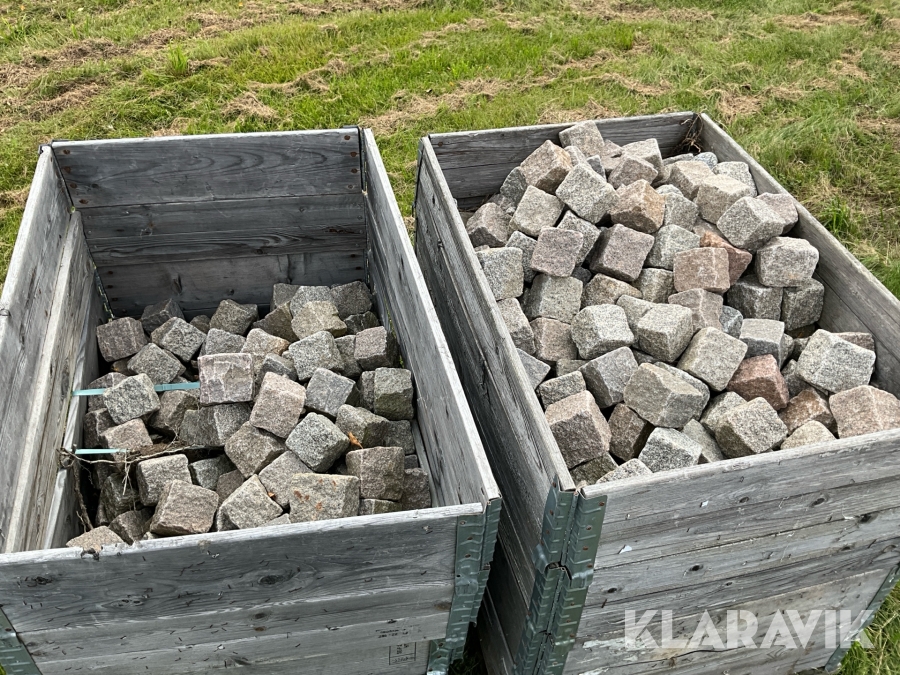 Två pallar med sten