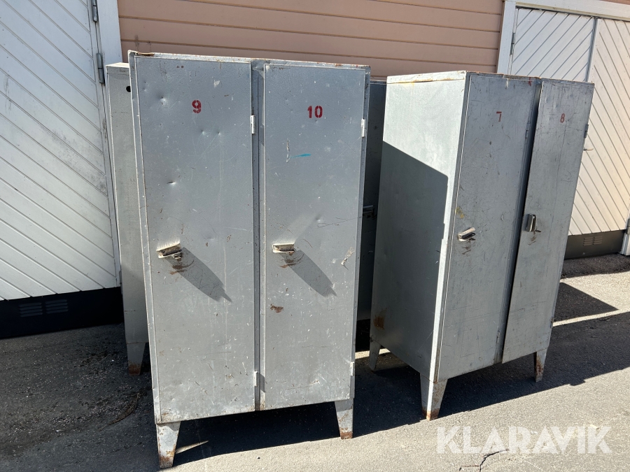 Plåtskåp 4 st med 2 skåp i varje sektion  