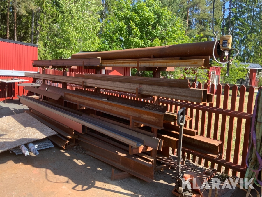 Järnbalkar och diverse plattjärn med materialställ