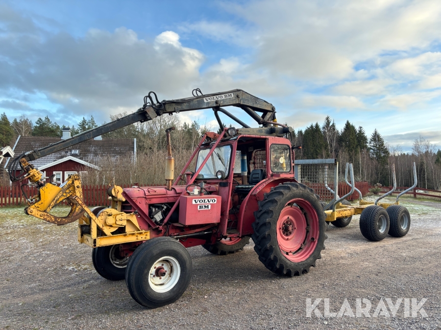 Traktor Volvo BM 350 med skogsvagn och kran