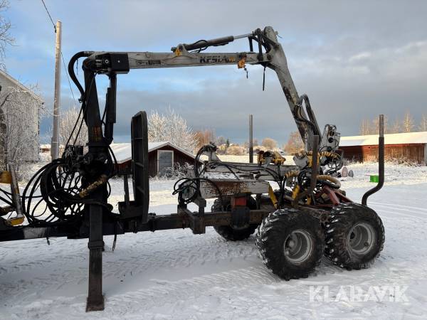 Skogsvagn Kesla med kran och stegmatare
