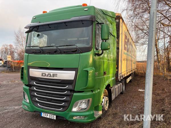 Dragbil DAF XF 440 FT med släp