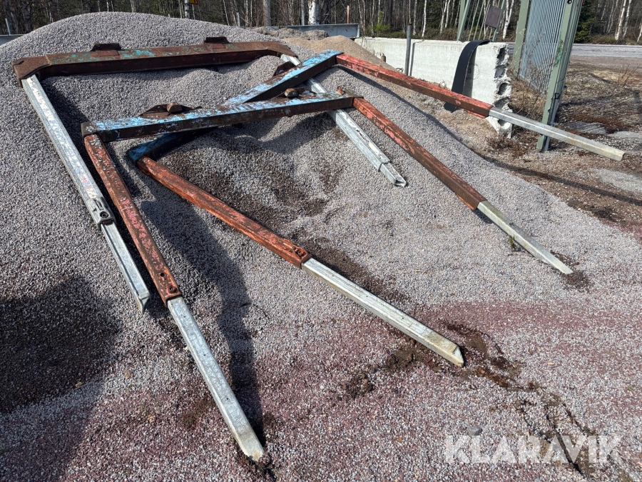 Timmerbankar med stöttor