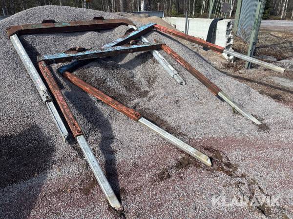 Timmerbankar med stöttor