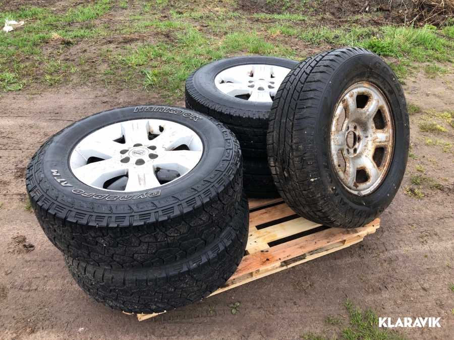 Klaravik Auktioner | Däck med fälg till Nissan navara 245/70R17