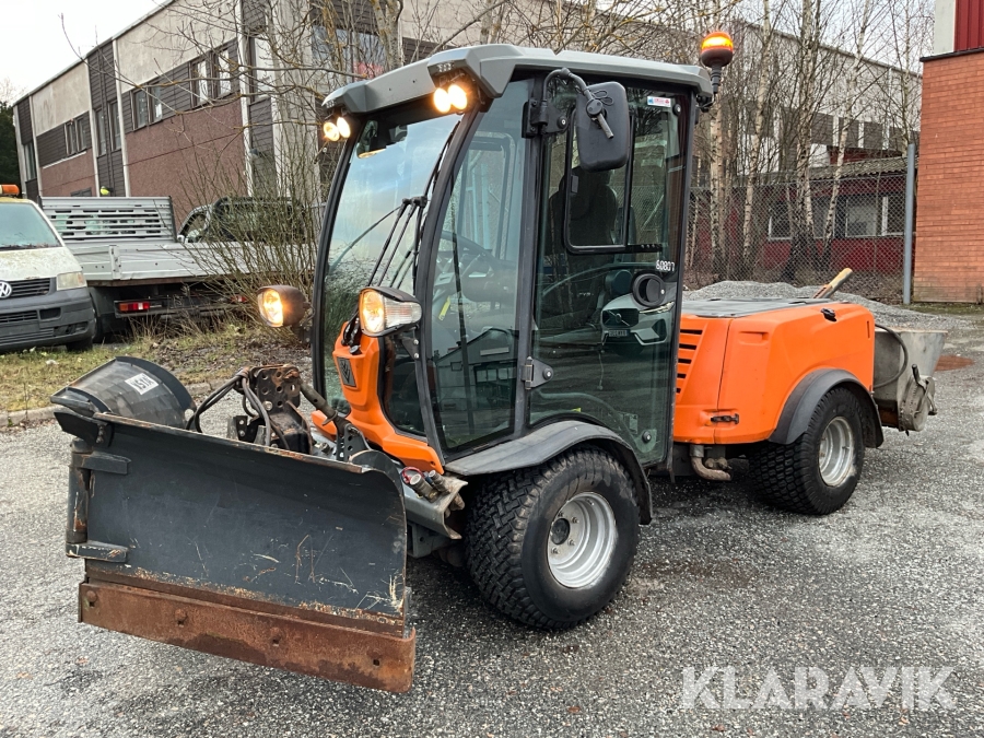 Redskapsbärare Kärcher MIC D med vikplog och sandspridare