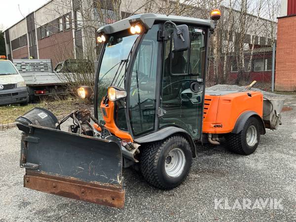 Redskapsbärare Kärcher MIC D med vikplog och sandspridare