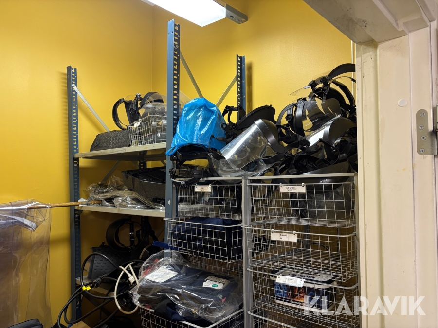 Trådbackar och hylla