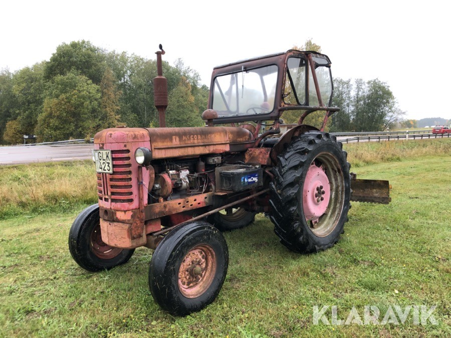 Traktor Mc Cormick International B-450