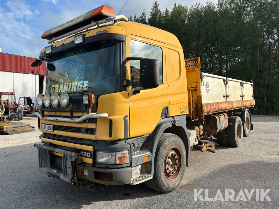 Lastbil Scania P 124 med tippflak 