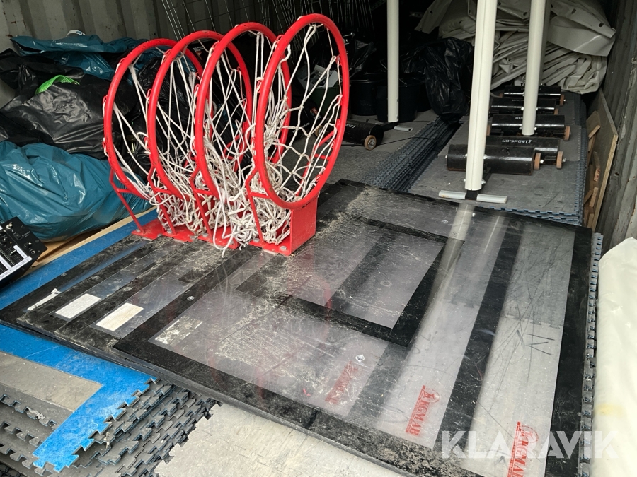 Basketkorgar / baskettavlor och stolpar till nät