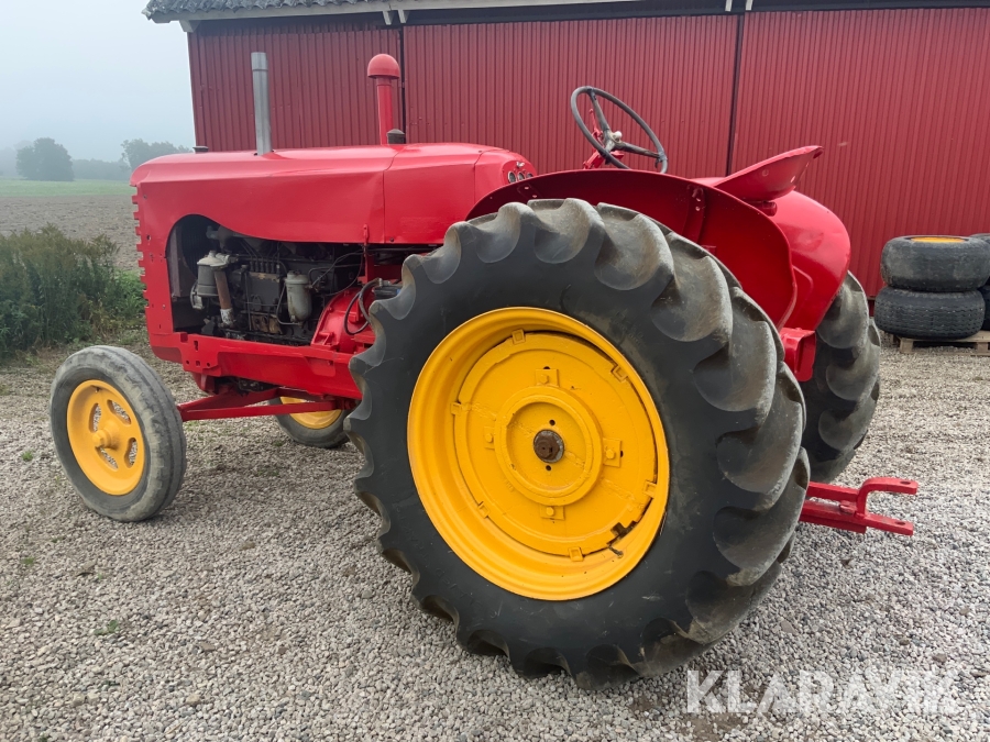 Veterantraktor MasseyHarris 744 D, Sjöbo, Klaravik auktione