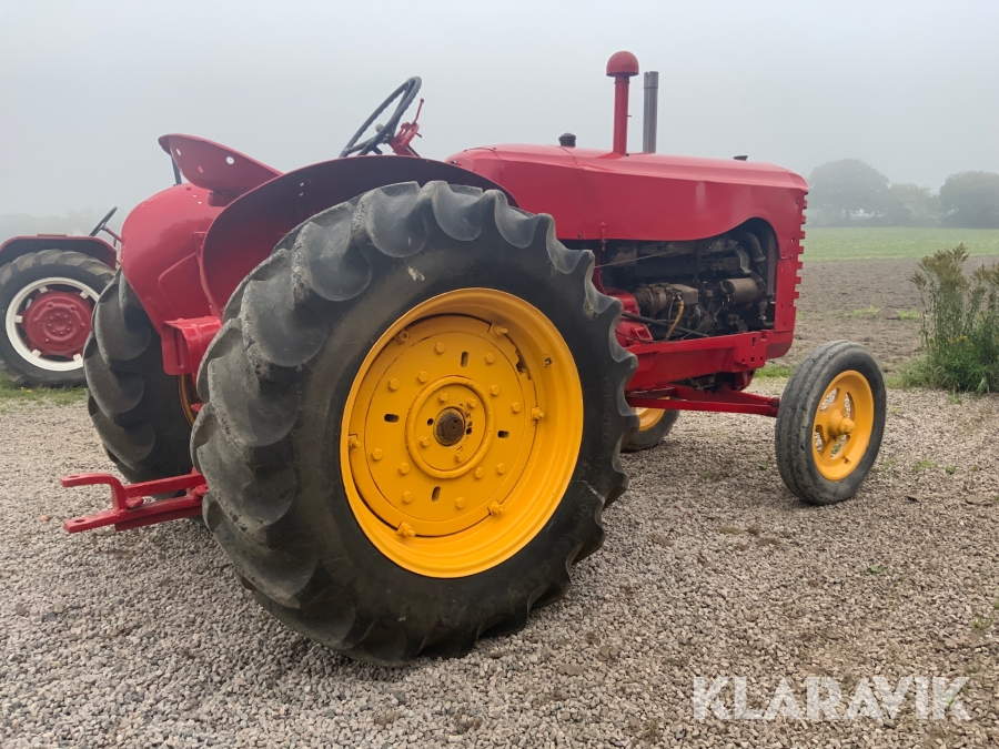 Veterantraktor MasseyHarris 744 D, Sjöbo, Klaravik auktione