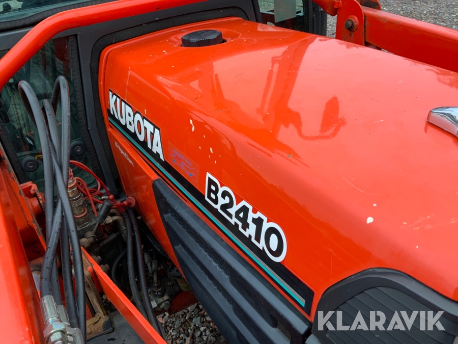 Traktor Kubota B2410 med lastare och redskap