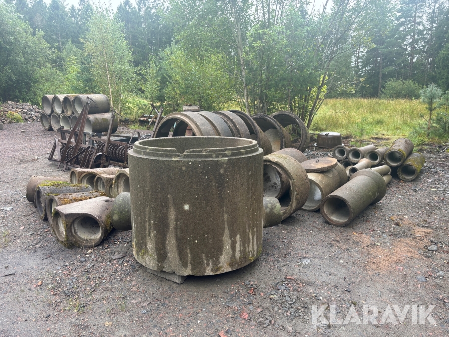 Parti betongbrunn, ringar och rör