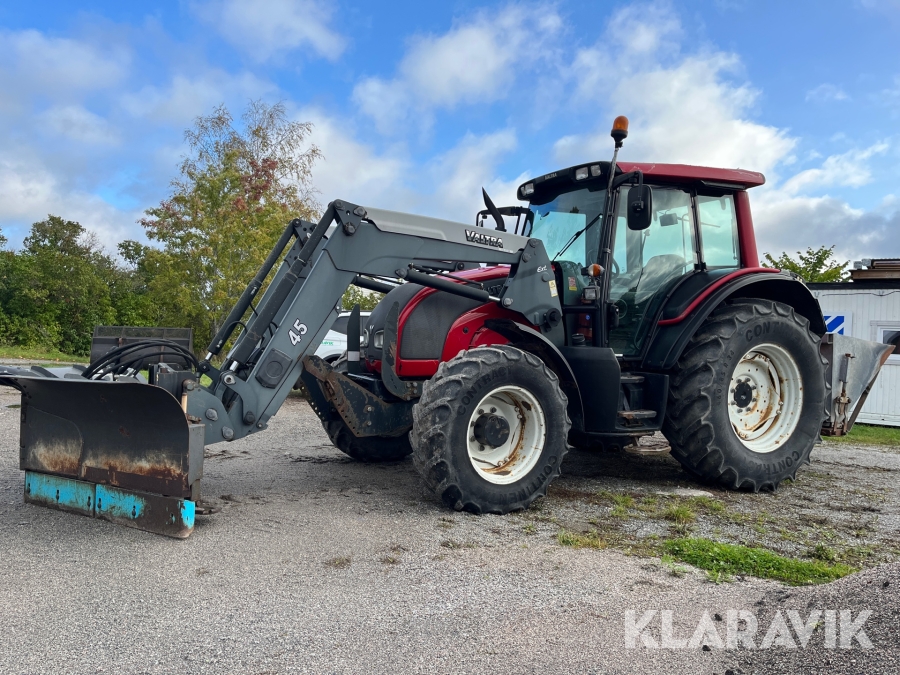 Traktor Valtra N91 med flera redskap