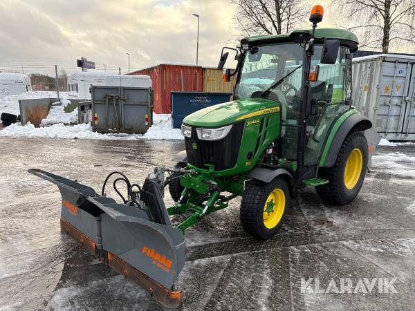 Traktor John Deere 3046R med lastare och 3 redskap