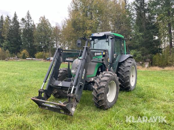 Traktor Valtra A75 med Skogshytt lastare och redskap