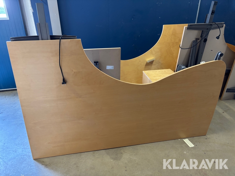 Parti med Skrivbord Kinnarps Serie t höj/sänkbart 7st